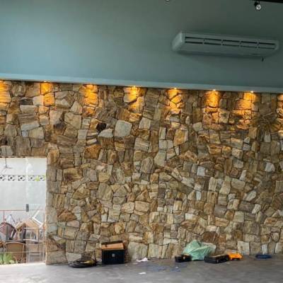 Pedra madeira amarela bruta em retalho